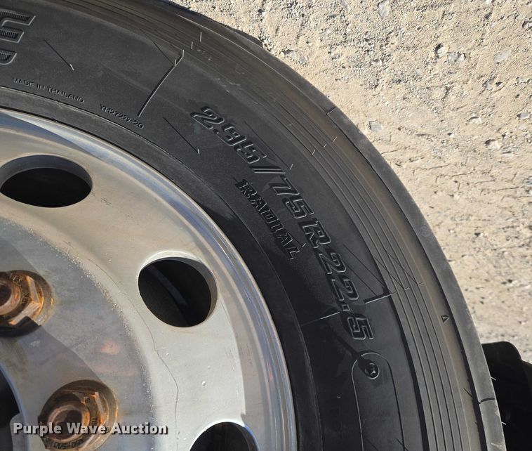 image for item ET1171 2017 Freightliner Cascadia semi truck