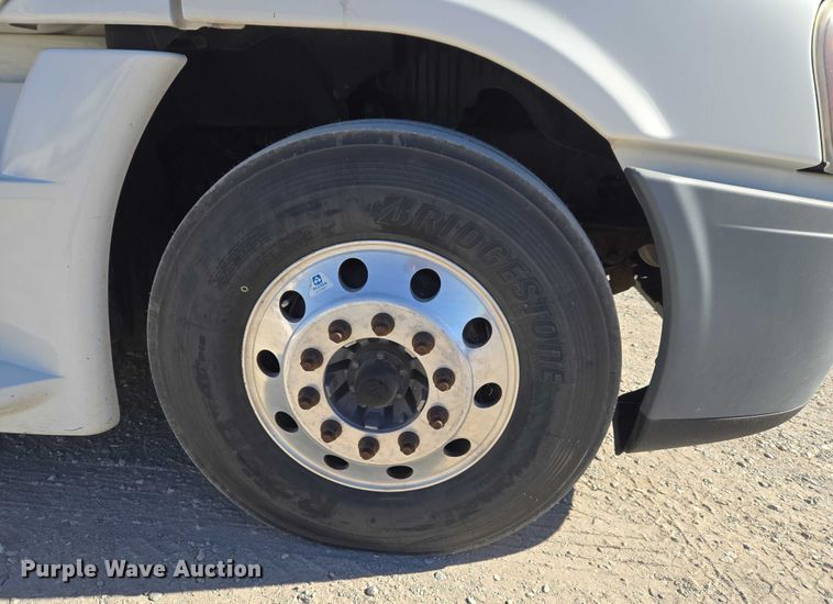 image for item ET1171 2017 Freightliner Cascadia semi truck