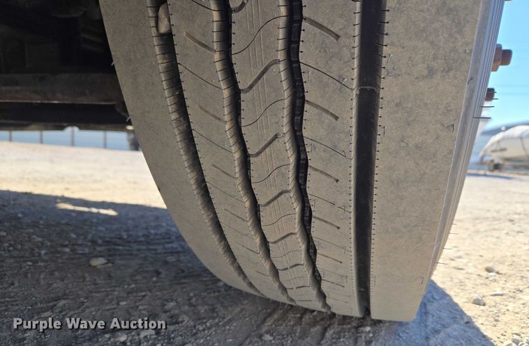 image for item ET1171 2017 Freightliner Cascadia semi truck