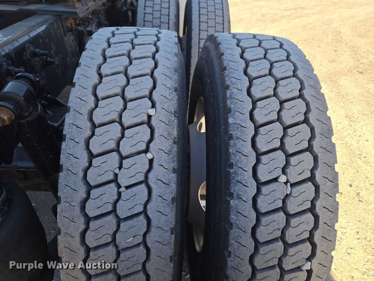 image for item ET1171 2017 Freightliner Cascadia semi truck