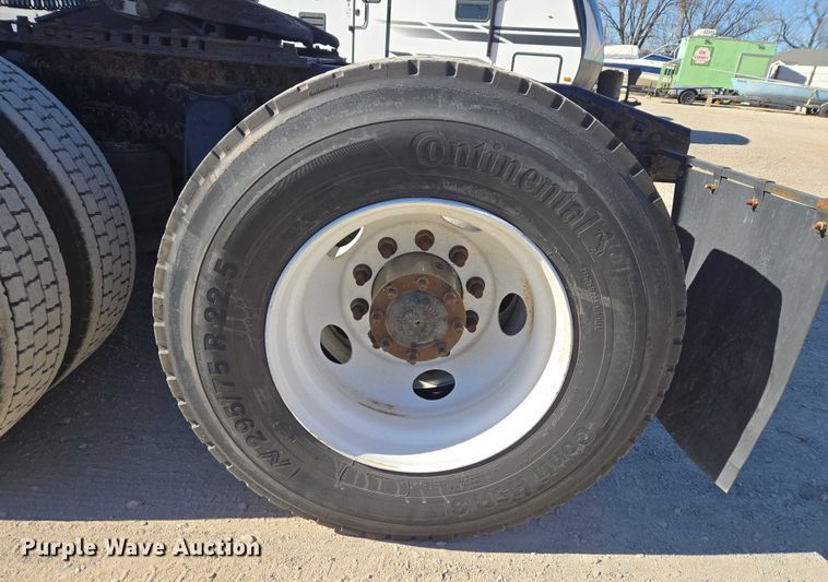 image for item ET1171 2017 Freightliner Cascadia semi truck