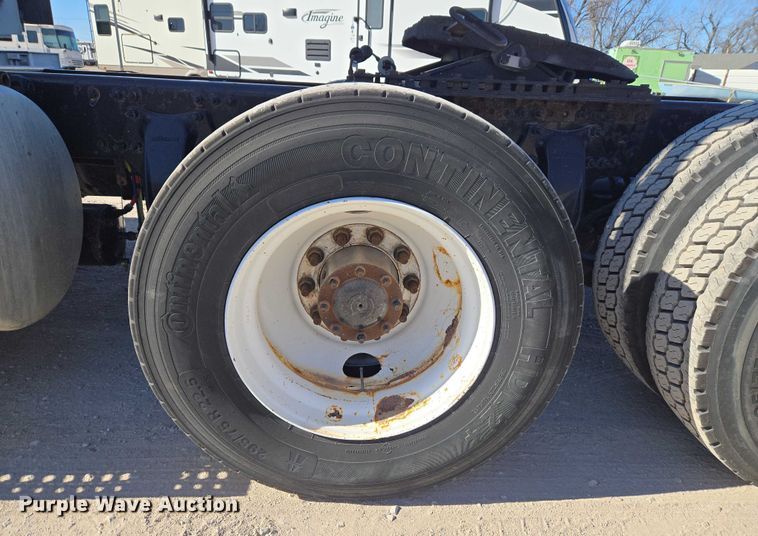 image for item ET1171 2017 Freightliner Cascadia semi truck