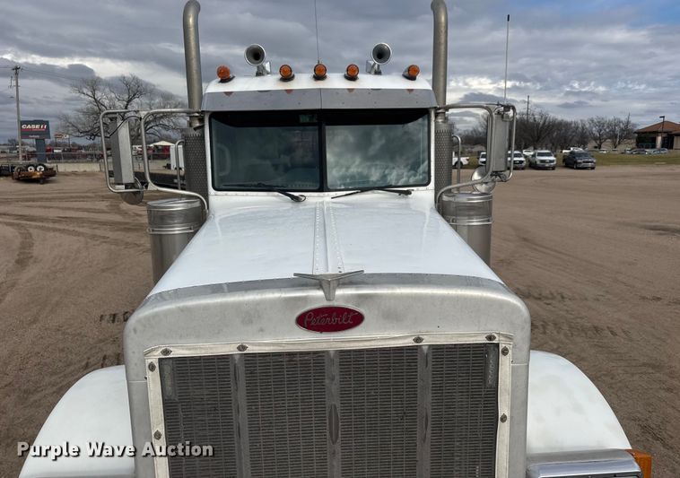 image for item ET4329 2006 Peterbilt 379 semi truck