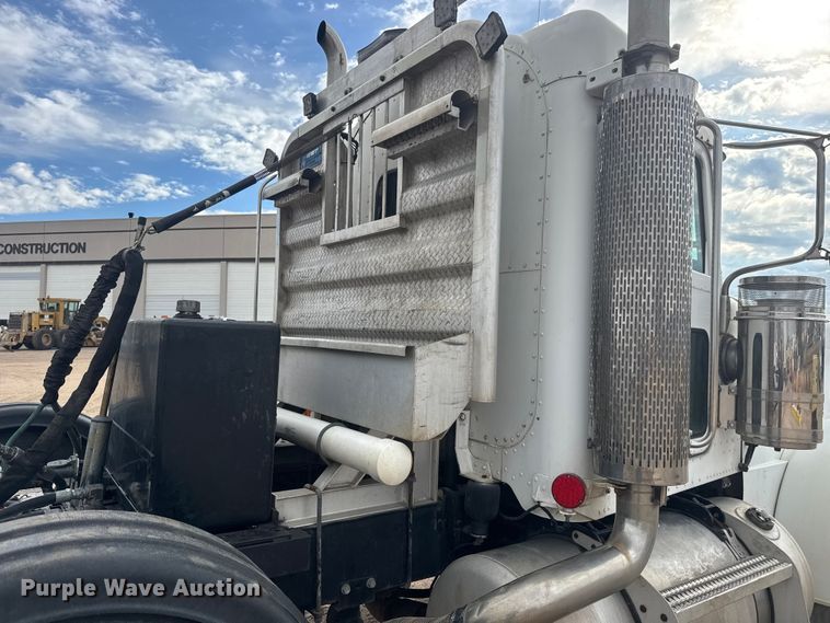 image for item ET4329 2006 Peterbilt 379 semi truck