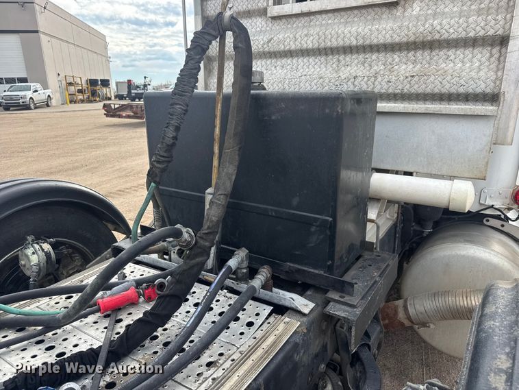 image for item ET4329 2006 Peterbilt 379 semi truck