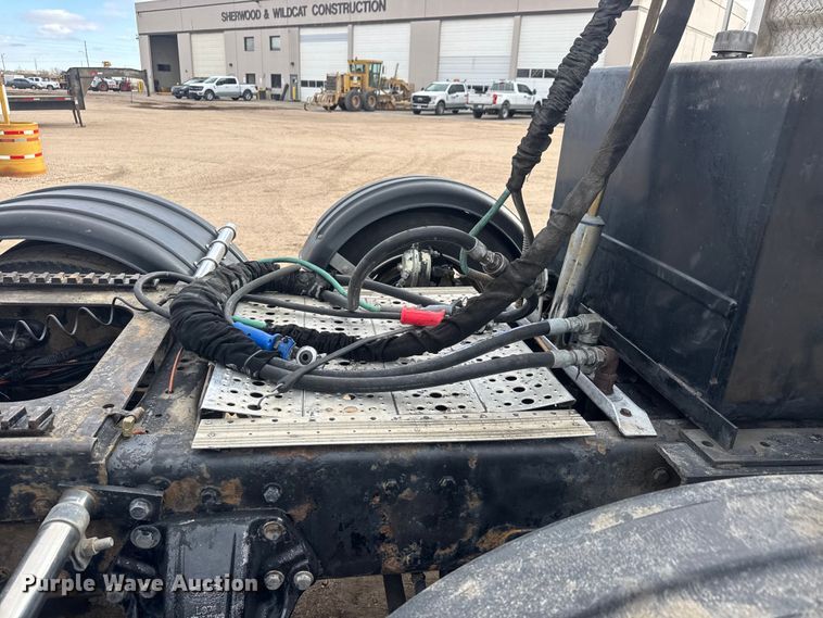 image for item ET4329 2006 Peterbilt 379 semi truck