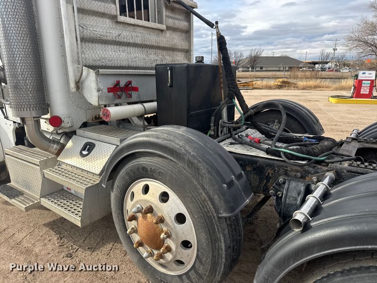 image for item ET4329 2006 Peterbilt 379 semi truck