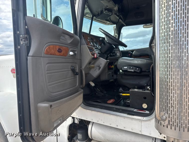 image for item ET4329 2006 Peterbilt 379 semi truck