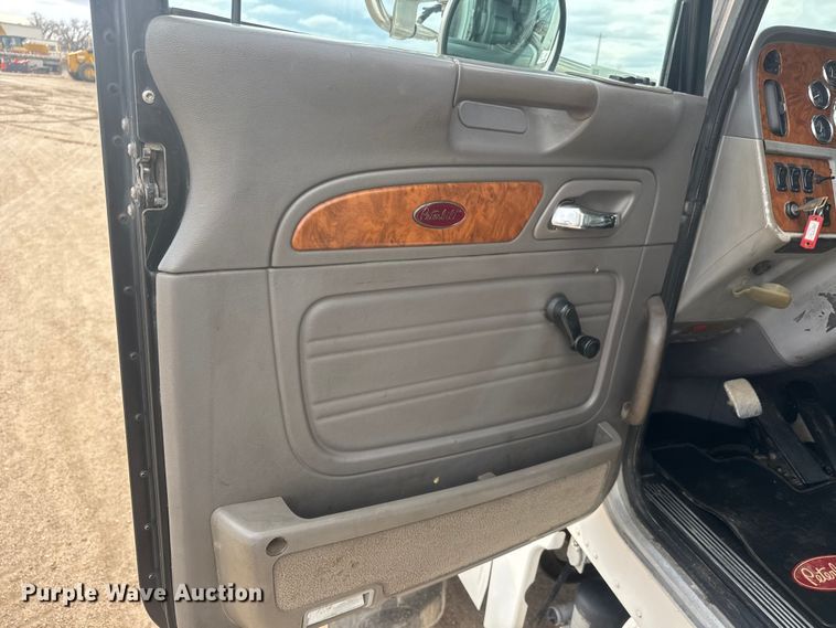 image for item ET4329 2006 Peterbilt 379 semi truck