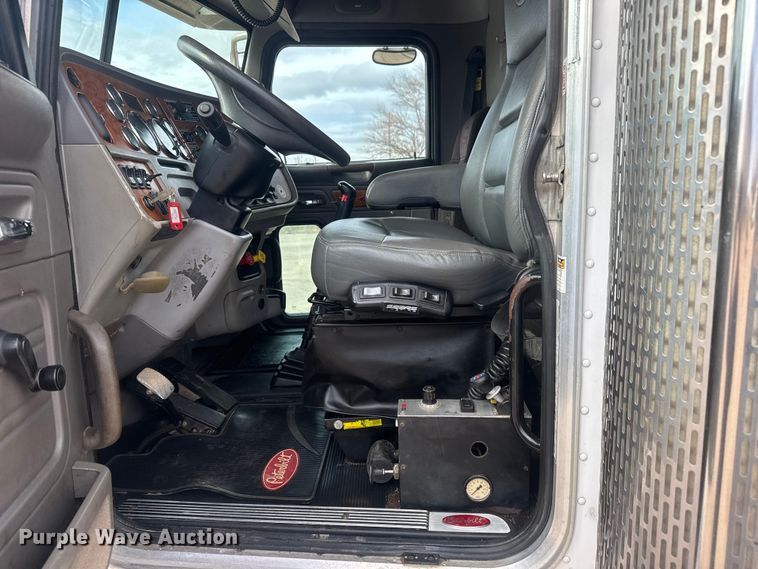 image for item ET4329 2006 Peterbilt 379 semi truck