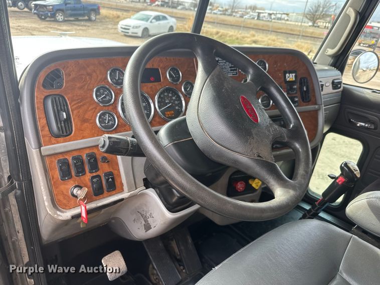 image for item ET4329 2006 Peterbilt 379 semi truck