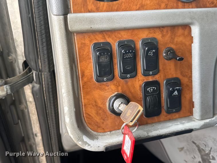 image for item ET4329 2006 Peterbilt 379 semi truck