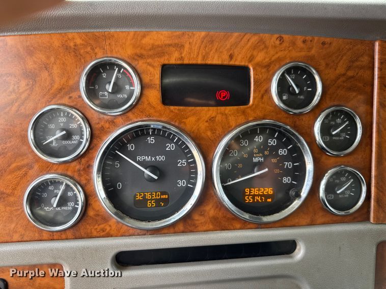 image for item ET4329 2006 Peterbilt 379 semi truck