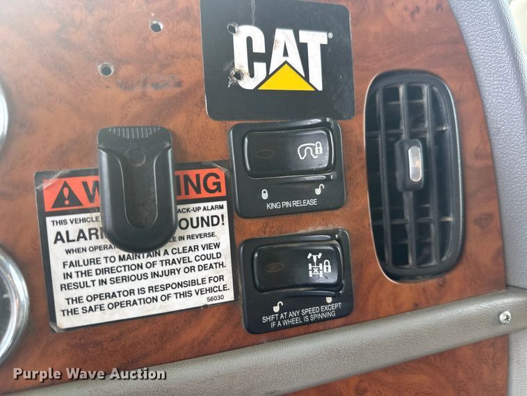 image for item ET4329 2006 Peterbilt 379 semi truck