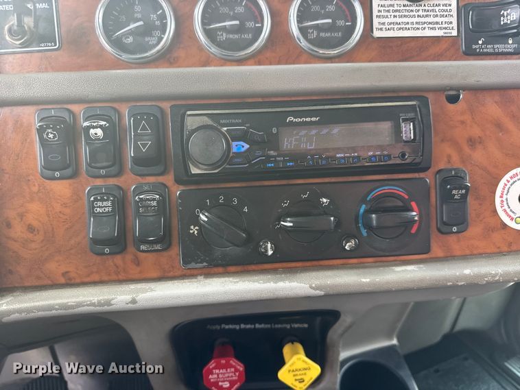 image for item ET4329 2006 Peterbilt 379 semi truck