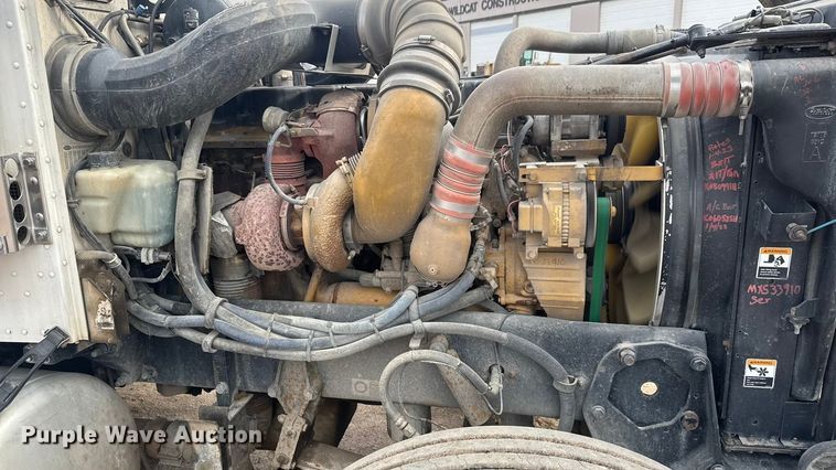 image for item ET4329 2006 Peterbilt 379 semi truck