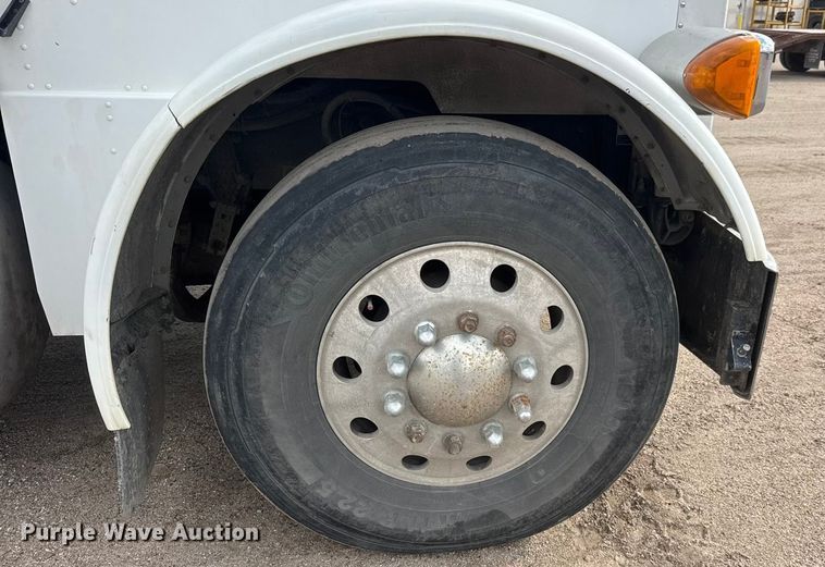 image for item ET4329 2006 Peterbilt 379 semi truck