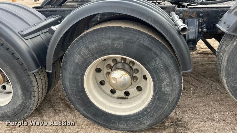 image for item ET4329 2006 Peterbilt 379 semi truck