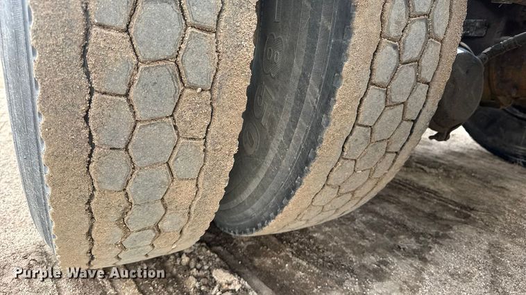 image for item ET4329 2006 Peterbilt 379 semi truck