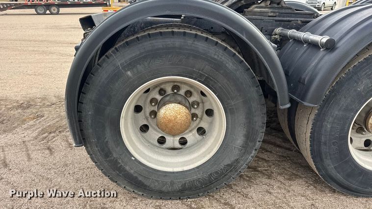 image for item ET4329 2006 Peterbilt 379 semi truck