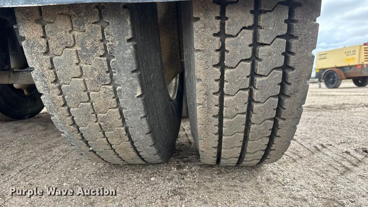 image for item ET4329 2006 Peterbilt 379 semi truck