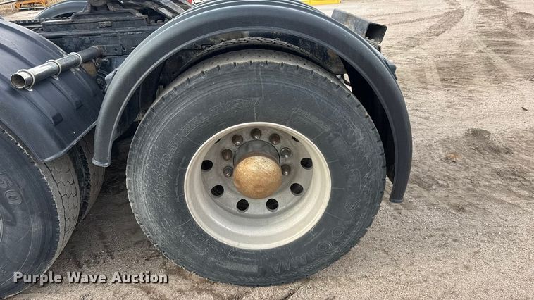 image for item ET4329 2006 Peterbilt 379 semi truck