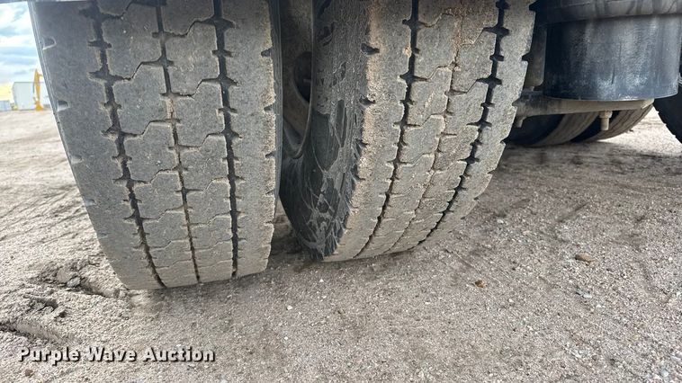 image for item ET4329 2006 Peterbilt 379 semi truck