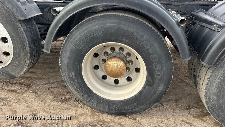 image for item ET4329 2006 Peterbilt 379 semi truck