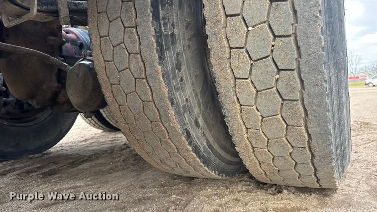 image for item ET4329 2006 Peterbilt 379 semi truck