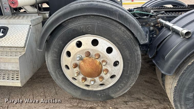 image for item ET4329 2006 Peterbilt 379 semi truck