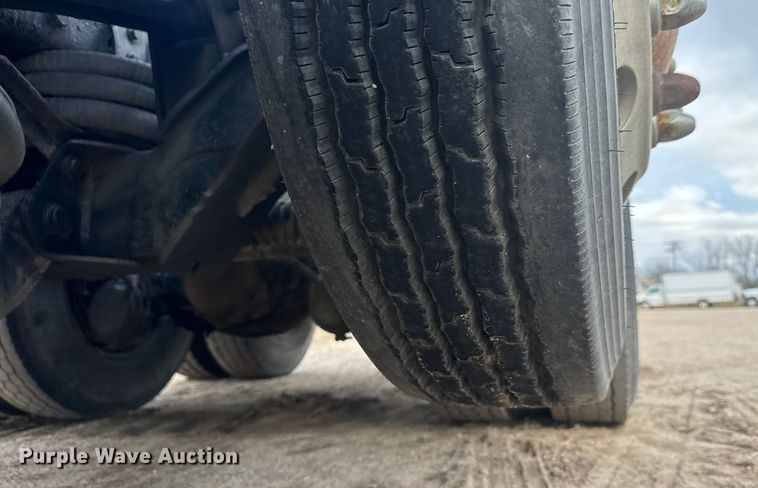 image for item ET4329 2006 Peterbilt 379 semi truck