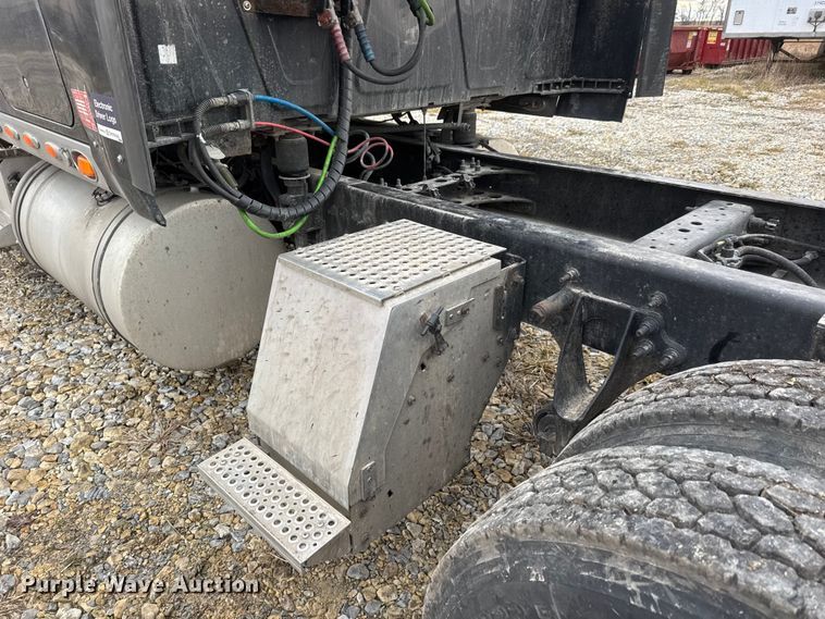 image for item ET4367 2015 International LoneStar semi truck