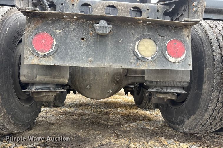 image for item ET4367 2015 International LoneStar semi truck