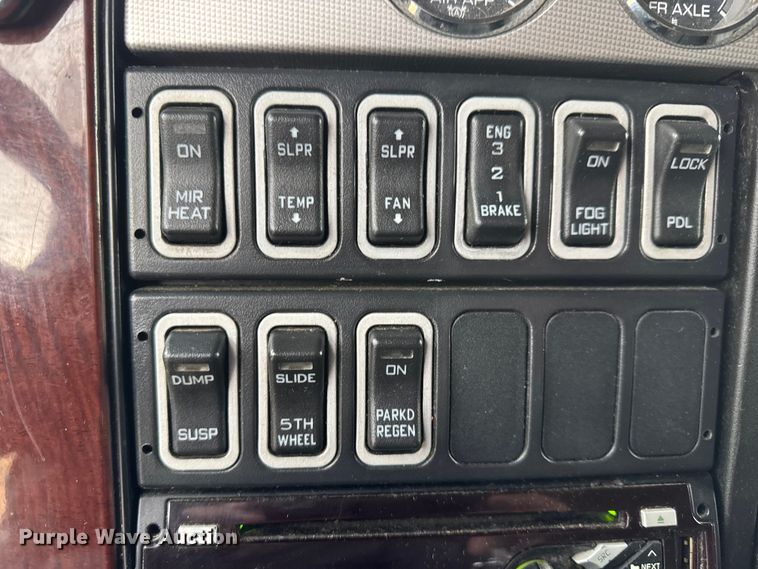 image for item ET4367 2015 International LoneStar semi truck