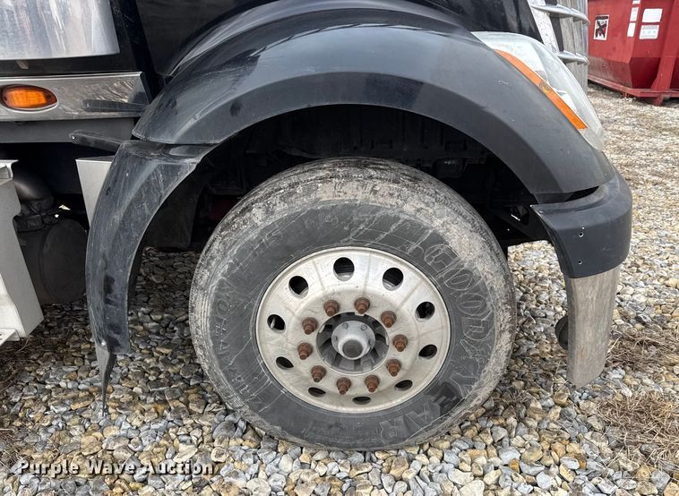 image for item ET4367 2015 International LoneStar semi truck