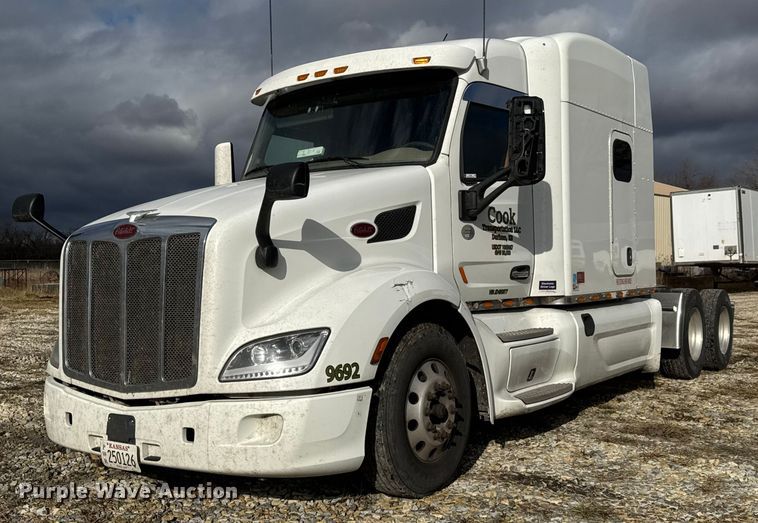 image for item ET4368 2018 Peterbilt 579 semi truck