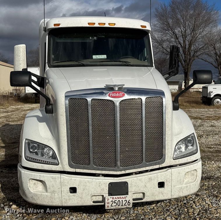 image for item ET4368 2018 Peterbilt 579 semi truck
