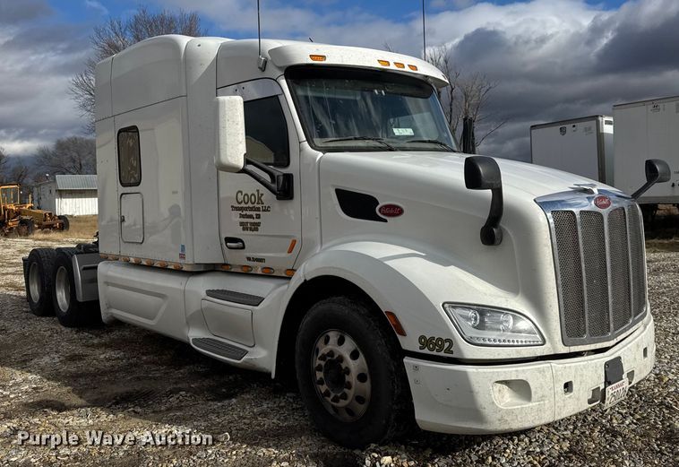 image for item ET4368 2018 Peterbilt 579 semi truck