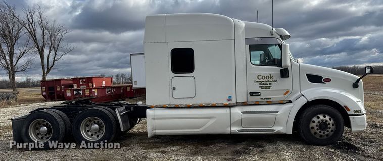 image for item ET4368 2018 Peterbilt 579 semi truck