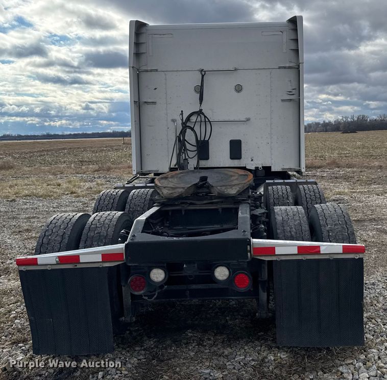 image for item ET4368 2018 Peterbilt 579 semi truck