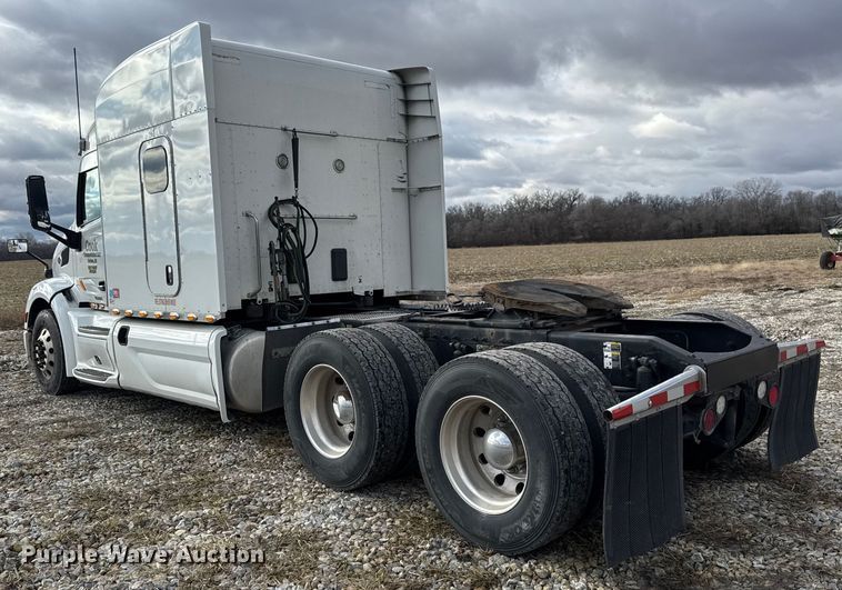 image for item ET4368 2018 Peterbilt 579 semi truck