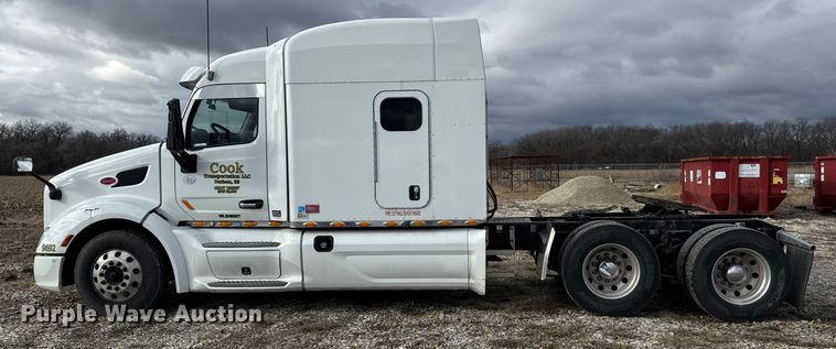 image for item ET4368 2018 Peterbilt 579 semi truck