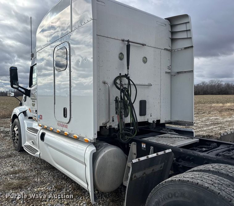 image for item ET4368 2018 Peterbilt 579 semi truck