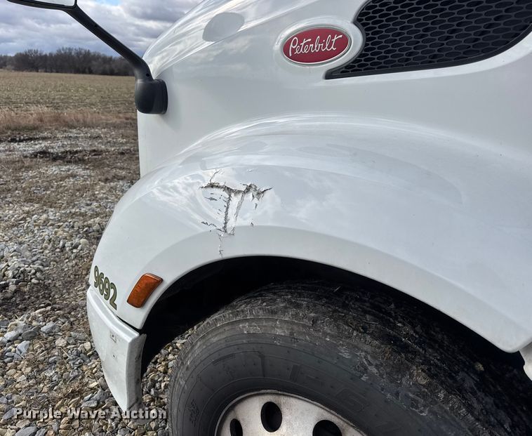 image for item ET4368 2018 Peterbilt 579 semi truck