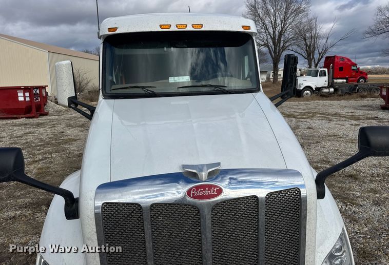 image for item ET4368 2018 Peterbilt 579 semi truck