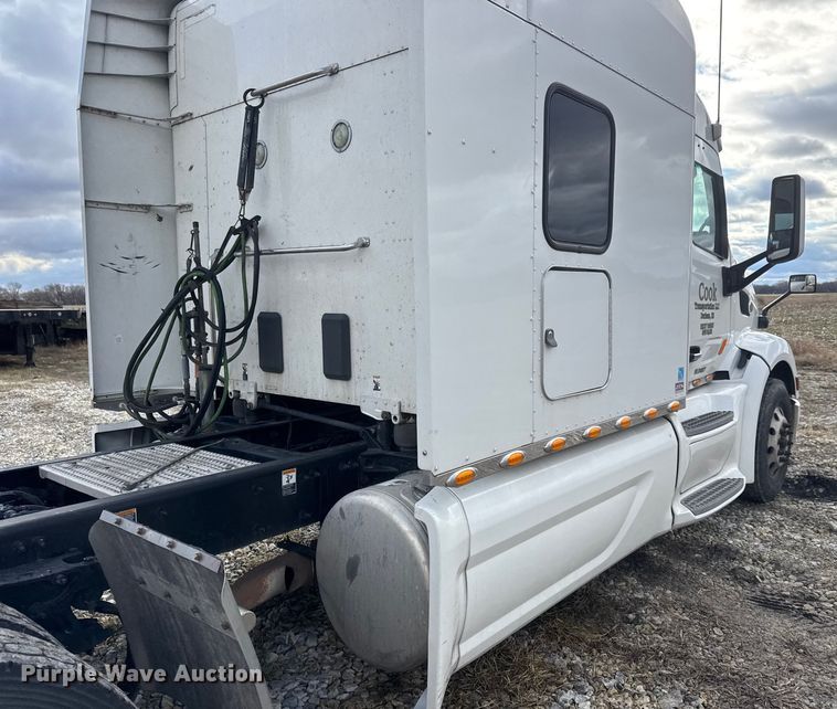 image for item ET4368 2018 Peterbilt 579 semi truck