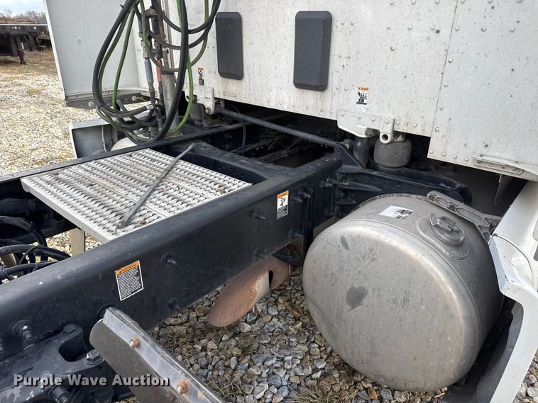 image for item ET4368 2018 Peterbilt 579 semi truck