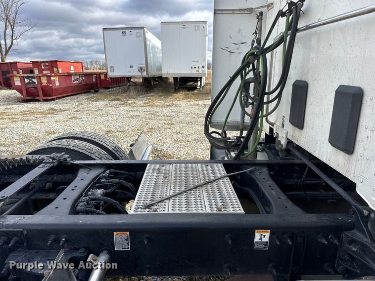 image for item ET4368 2018 Peterbilt 579 semi truck