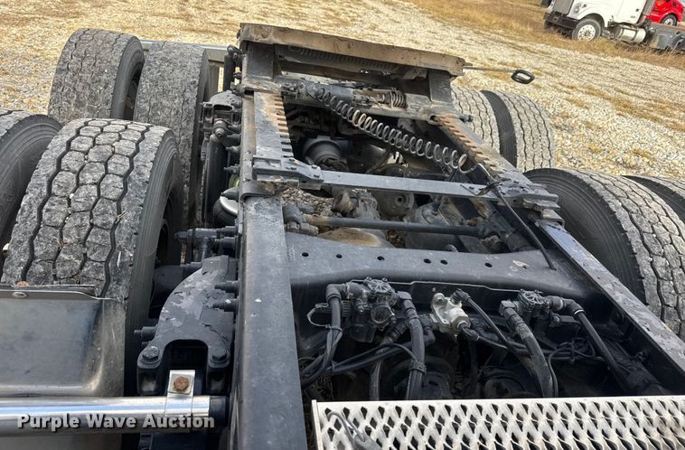 image for item ET4368 2018 Peterbilt 579 semi truck