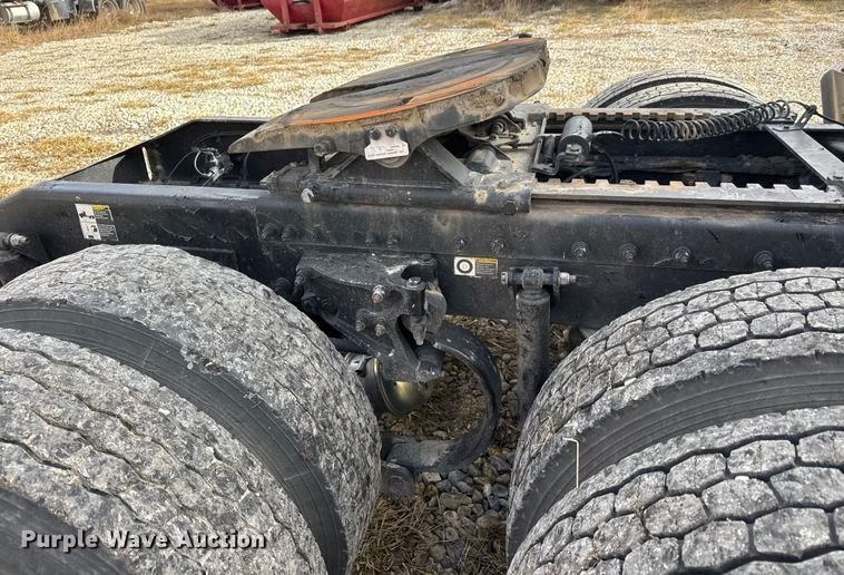 image for item ET4368 2018 Peterbilt 579 semi truck